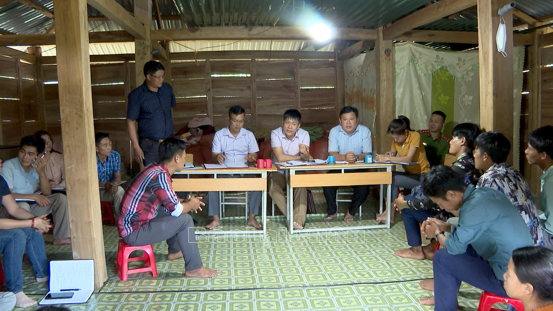 Lãnh đạo xã Pa Ủ, huyện Mường Tè tuyên truyền đến Nhân dân thực hiện tiêu chí môi trường trong xây dựng nông thôn mới.